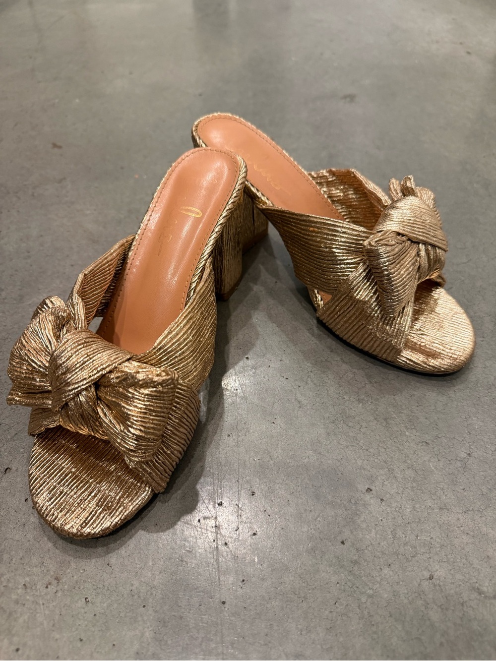 Lulu’s Gold Chunk Heels - Picture 4 of 6